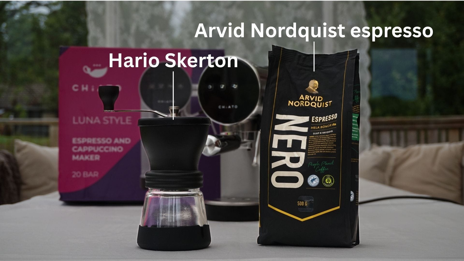 En bild som visar Hario Skerton och Arvid Nordquist espressobönor